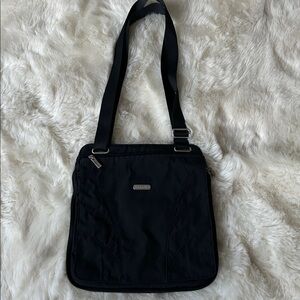 Baggallini Unisex Black Crossbody/Shoulder Travel Bag